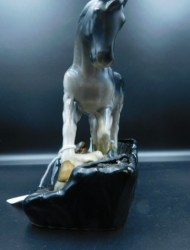 elbo horse front